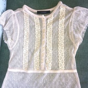 Beautiful lace top Intricate detail/lightweight!❤️